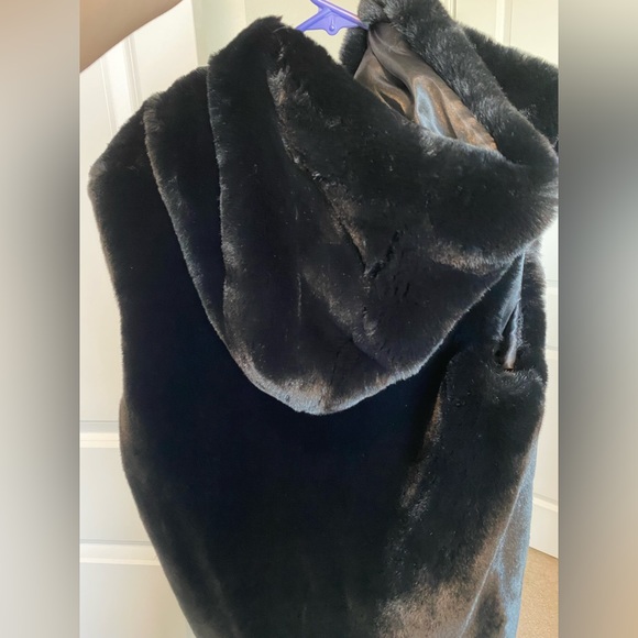 Women’s Hooded Fax Fur Vest - Picture 2 of 2